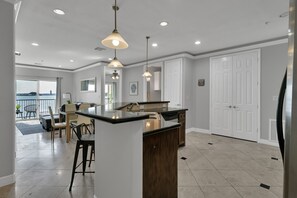 Interior - Sunset Paradise (Willis)