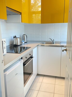 Fridge, microwave, oven, stovetop - Holiday Beach Flat in Bournemouth (Bournemouth)