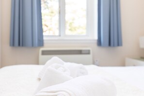 1 bedroom, desk, iron/ironing board, travel crib - Holiday Beach Flat in Bournemouth (Bournemouth)