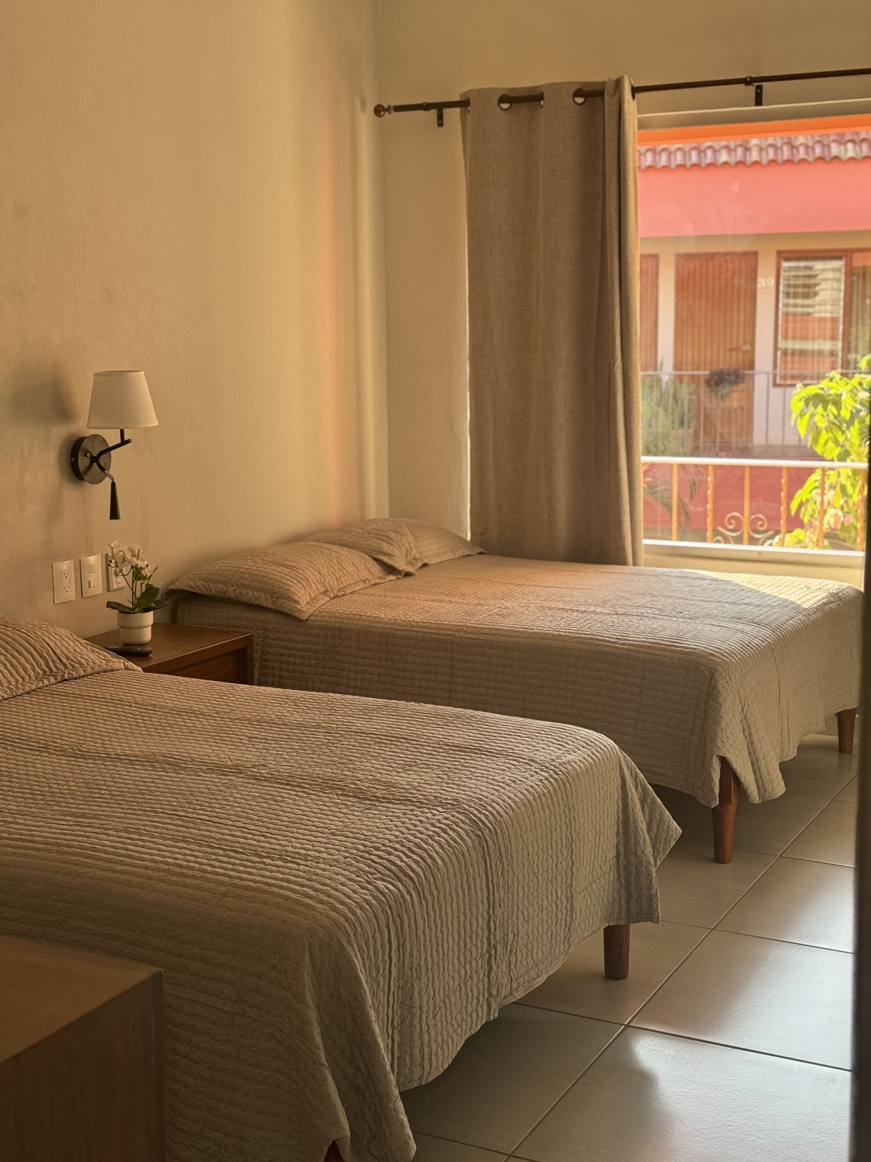 Habitación panorámica, 2 camas matrimoniales, vista al jardín | Edredón, escritorio, espacio para trabajar con laptop y wifi gratis 