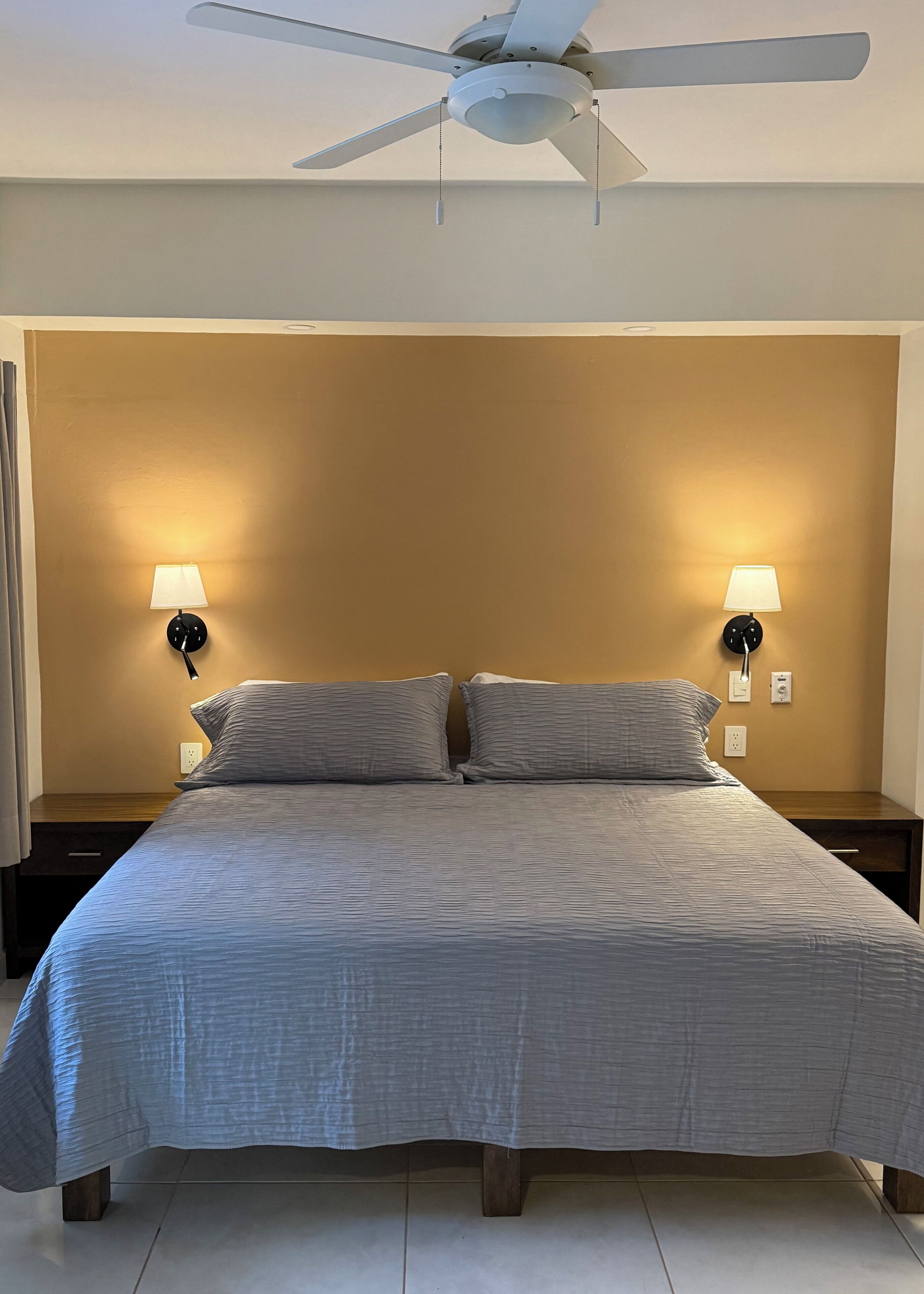 Cubrecamas, escritorio, espacio para trabajar con laptop y wifi gratis 