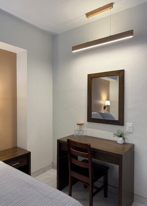 ห้องดีลักซ์ | ผ้านวมขนเป็ด, โต๊ะทำงาน, พื้นที่ทำงานแบบใช้แล็ปท็อป, Wi-Fi ฟรี