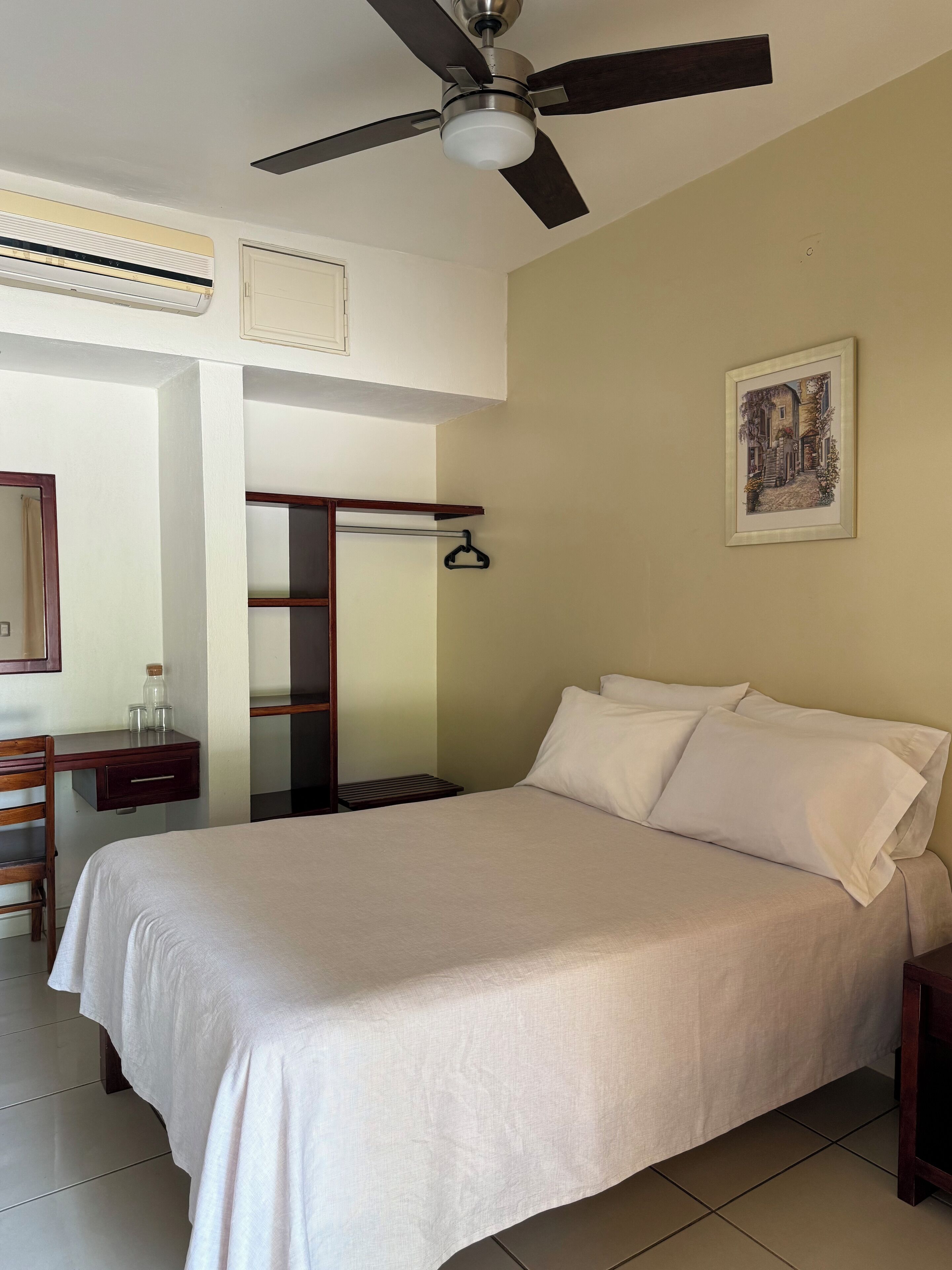 Business Room | Down comforters, desk, laptop workspace, free WiFi