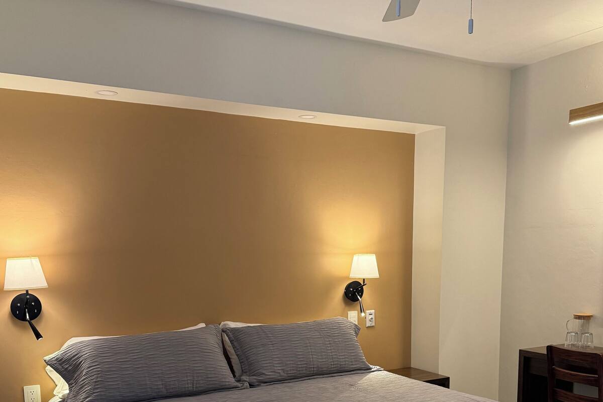 Habitación Deluxe | Edredón, escritorio, espacio para trabajar con laptop y wifi gratis 