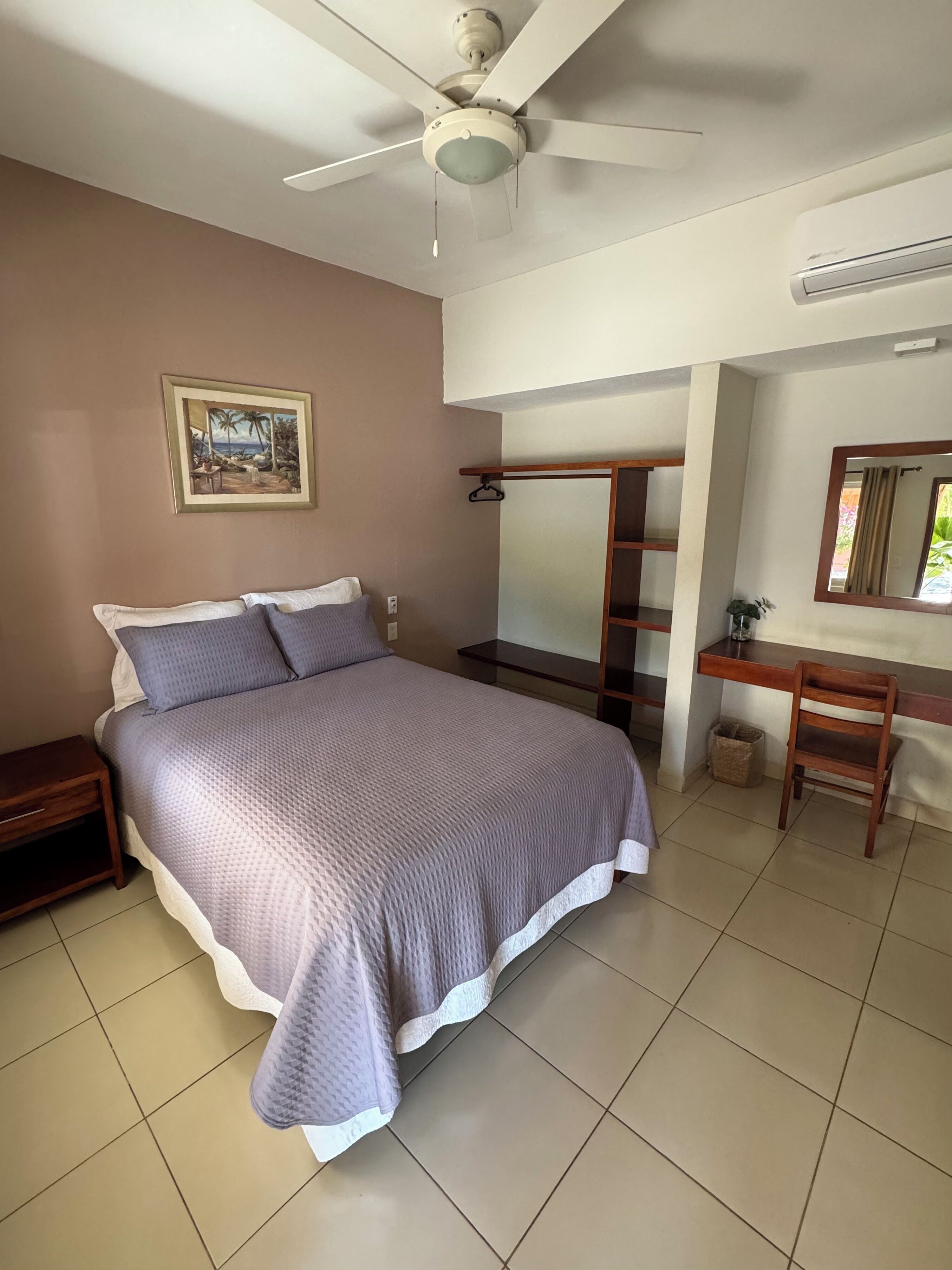 Studiosuite – comfort | Dundyner, skrivebord, skrivebord for bærbar PC og wi-fi (inkludert)