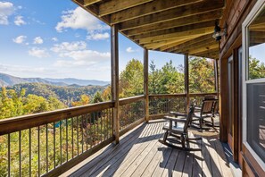 Property grounds - Stunning Views & 4-King Suites, A Dog-Friendly Cabin with Stunning Views (Sevierville)