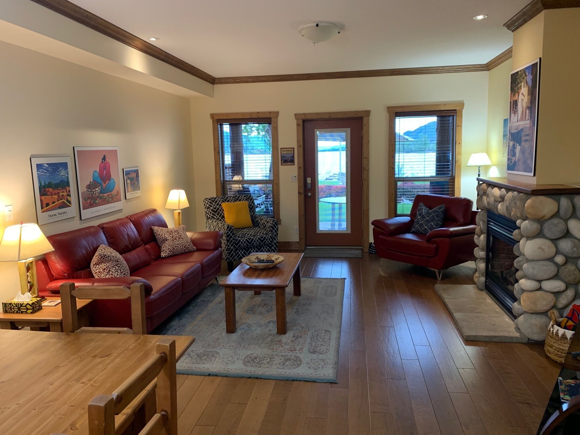 Smart-TV, Kamin, Bücher