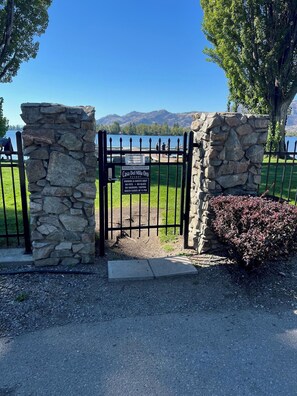Property grounds - Casa Del Mila Oro Resort - Lakefront Townhouse #107 (Osoyoos)