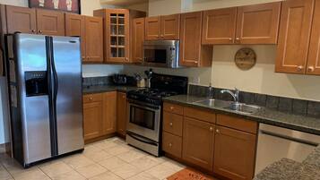 KĂŒhlschrank, Mikrowelle, Ofen, Herdplatte