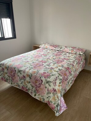 3 makuuhuonetta, silitysrauta/-lauta, ilmainen Wi-Fi, vuodevaatteet