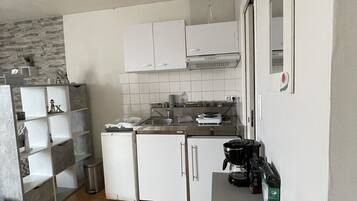 Frigorífico, microondas, placa de cocina y cafetera o tetera