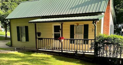 Adorable 2 Bedroom Cottage 3 blocks from downtown square