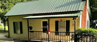 Adorable 2 Bedroom Cottage 3 blocks from downtown square