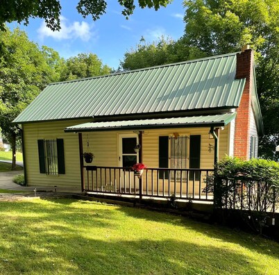 Adorable 2 Bedroom Cottage 3 blocks from downtown square