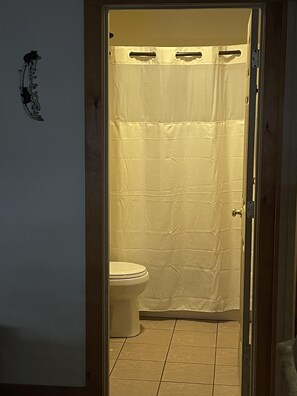 أحواض استحمام، مناشف، ورق حمّام