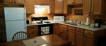 Cabin 4 Roody's Black Bear Cabins- Trail access from camp