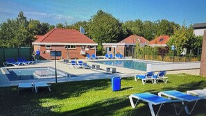 Utomhuspool och uppvärmd pool
