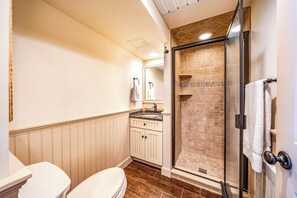 Combined shower/tub, hair dryer, towels, soap - Beautiful 2BR/2BA Condo w/ Pool-Sleeps 8 & Only 2 Blocks to Ocean City Beach! (Ocean City)