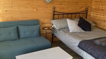 1 bedroom, bed sheets