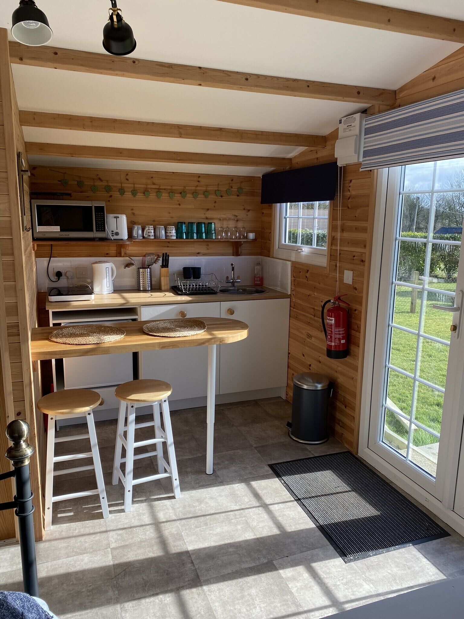 Frigorífico, microondas, horno y hervidor eléctrico