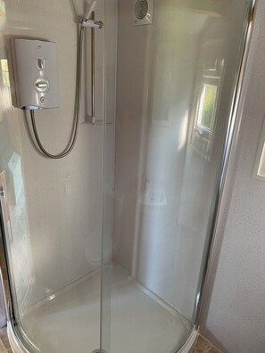 Douche, serviettes fournies, papier de toilette