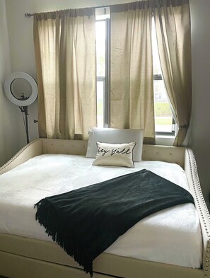 2 bedrooms, iron/ironing board, WiFi, bed sheets