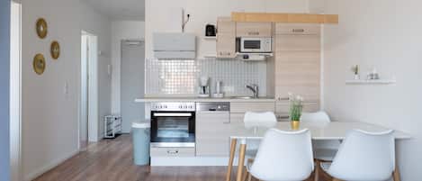 Geladeira, micro-ondas, fogão, cooktop