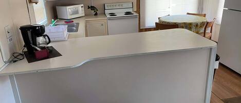 Køleskab, mikrobølgeovn, kaffe-/temaskine