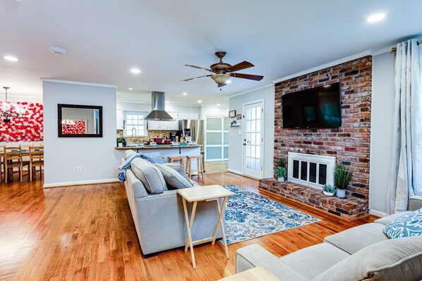 Smart TV, foosball, offices - NEW - 3000 sq feet - Braves, Coke, Barbie Themed Rooms! Entire House! (Marietta)