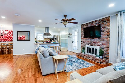 3000 sq feet house- Braves, Coke, Barbie Themed Rooms next to Truist Park