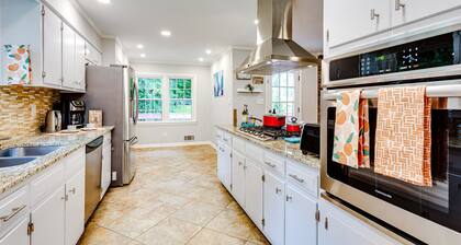 NEW - 3000 sq feet - Braves, Coke, Barbie Themed Rooms! Entire House!