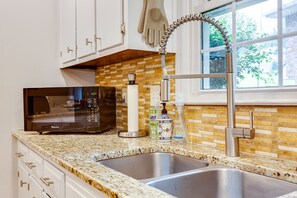 Fridge, microwave, oven, stovetop - NEW - 3000 sq feet - Braves, Coke, Barbie Themed Rooms! Entire House! (Marietta)