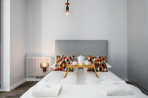 Tabla de planchar con plancha, wifi y ropa de cama 