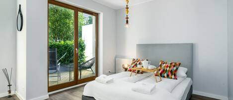 Planxa i posts de planxar, wifi i roba de llit