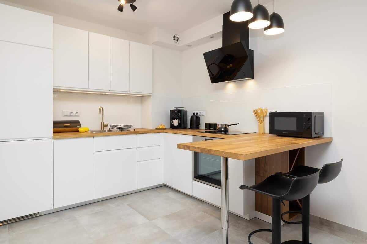 Kjøleskap, mikrobølgeovn, ovn og kokeplater