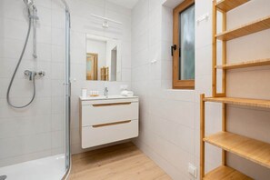 Shower, hair dryer, towels, shampoo