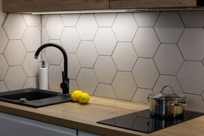 Réfrigérateur, four à micro-ondes, surface de cuisson, lave-vaisselle