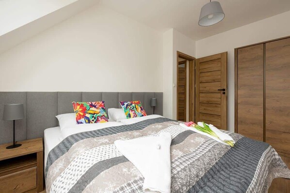 2 bedrooms, iron/ironing board, WiFi, bed sheets