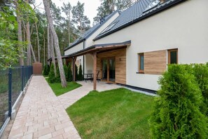 Exterior - Zielona 11 Międzywodzie | Two-storey Apartment Close to the Beach | Parking & Terrace | Family Holidays (Międzywodzie)