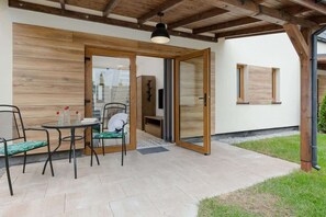 Outdoor dining - Two-level Apartment | Parking, Terrace and 200 m to the Beach (Międzywodzie)