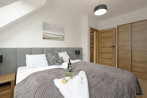 2 bedrooms, iron/ironing board, WiFi, bed sheets - Zielona 11 Międzywodzie | Two-storey Apartment Close to the Beach | Parking & Terrace | Family Holidays (Międzywodzie)