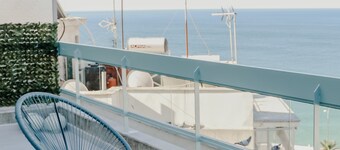 9th floor deluxe apartment with panoramic view of Kavala and jacuzzi.