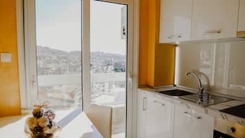 Coffee/tea maker, cookware/dishes/utensils