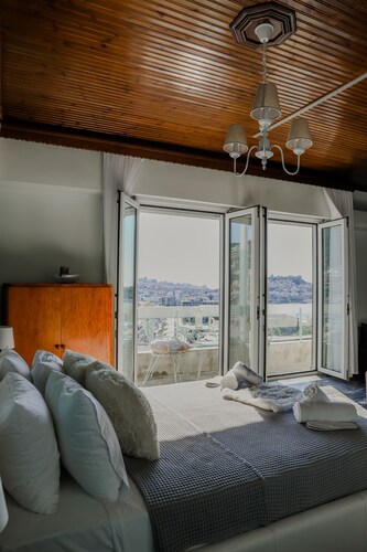 9th floor deluxe apartment with panoramic view of Kavala and jacuzzi.