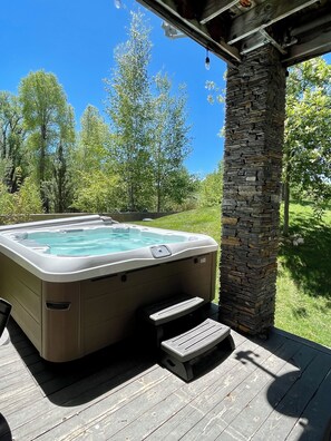 Outdoor spa tub