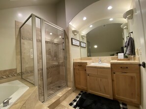 Combined shower/bathtub, jetted bath, hair dryer, towels - HOT TUB - AC - Perfect home base for exploring the beautiful Teton Valley!  (Driggs)