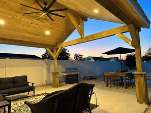 Outdoor dining - Hot Tub Outdoor Oasis by Country Road Properties (Villas)