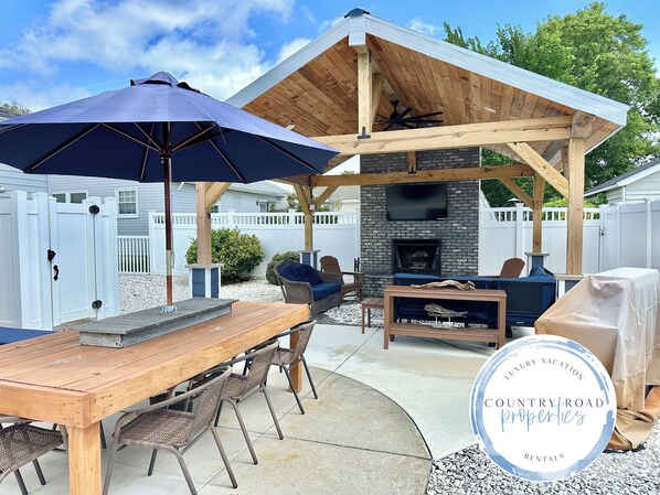 Outdoor dining - Hot Tub Outdoor Oasis by Country Road Properties (Villas)