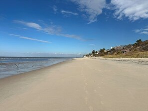 Beach nearby, sun-loungers, beach towels
