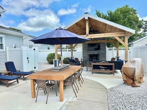 Outdoor dining - Hot Tub Outdoor Oasis by Country Road Properties (Villas)